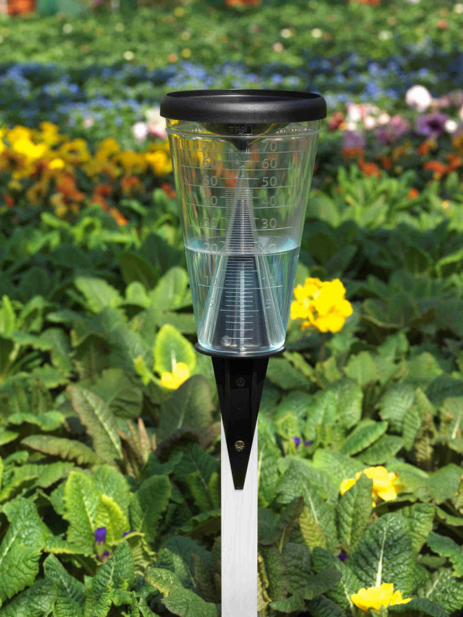 Srážkoměr TFA umístěný na zahradě