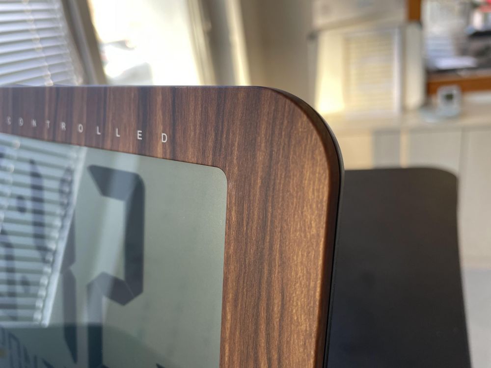 Dřevěné digitální hodiny detail