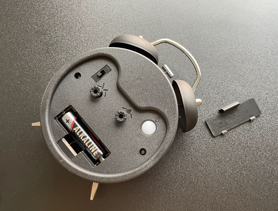 Zadní strana budíku s vloženou baterií