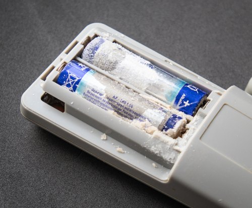 Vyteklé baterie v teploměru