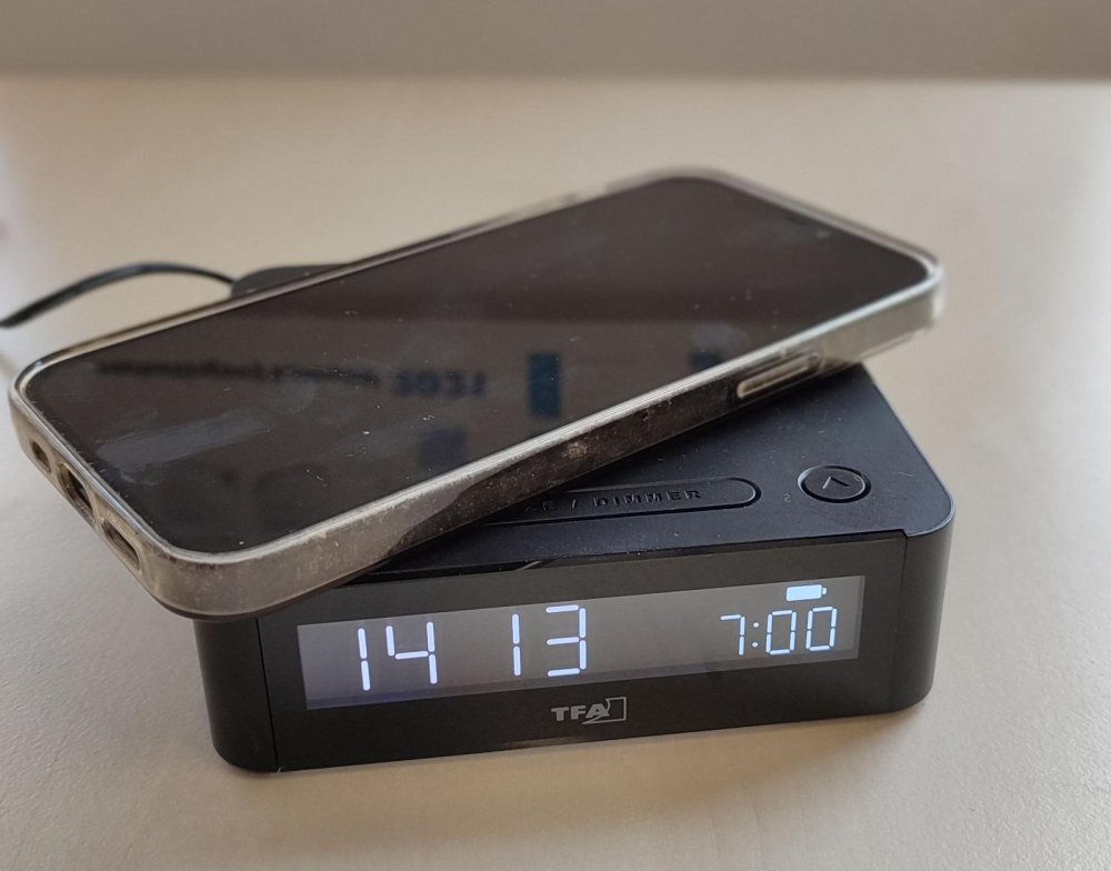 Bezdrátová nabíječka a chytrý telefon