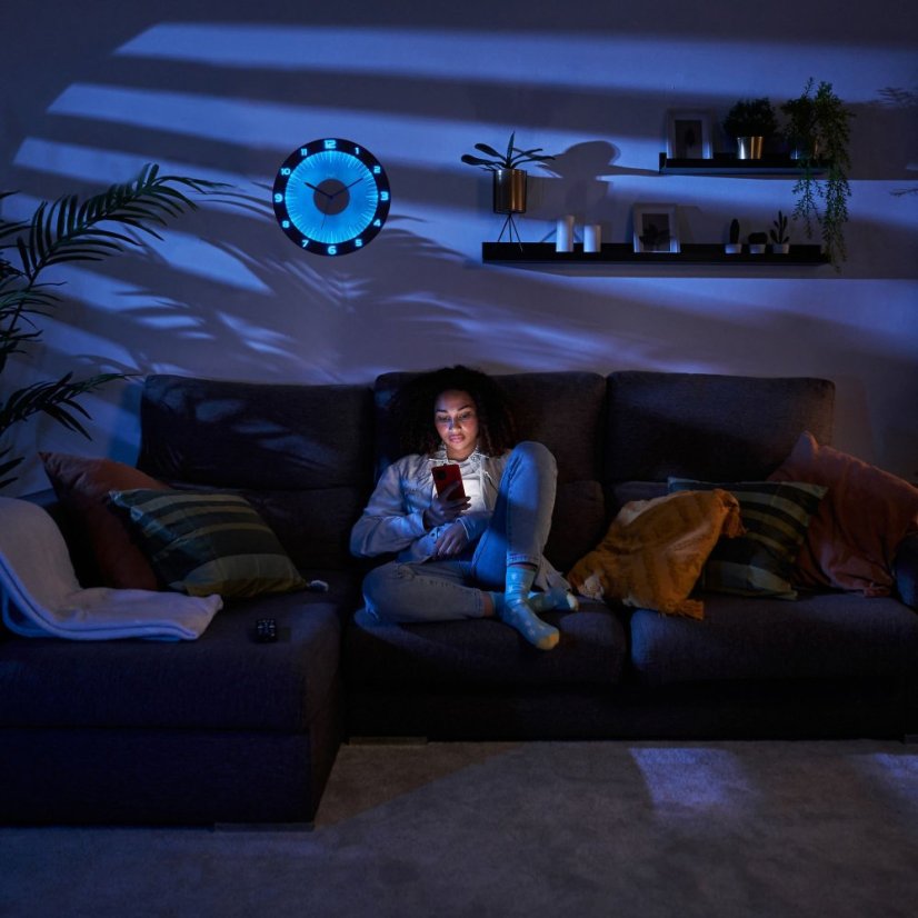 TFA 60.3553.10 - rádiem řízené nástěnné hodiny s barevným osvětlením LUMOCLOCK