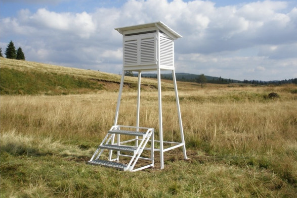 Velká Stevensonova meteorologická budka s kovovým stojanem a schody