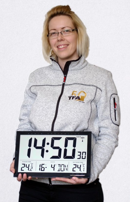 TFA 60.4510.01 - DCF nástěnné hodiny s vnitřní a vnější teplotou