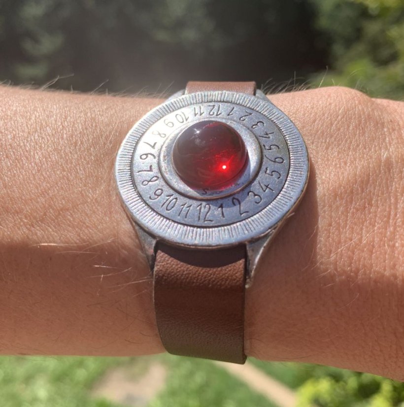 Náramkové sluneční hodiny Tempus - červený kámen - velikost L