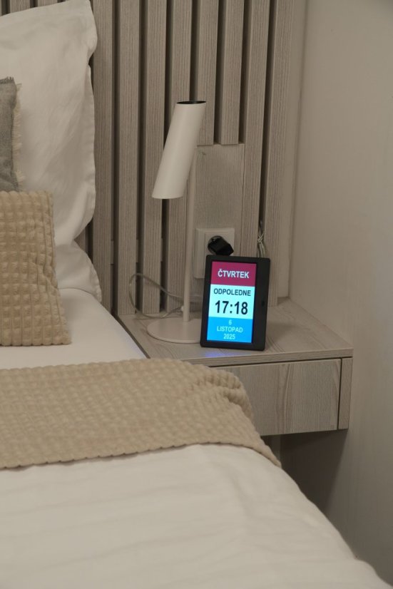 Airbi NOTE - hodiny s kalendářem, textovými upozorněními a fotorámečkem