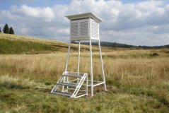 Velká Stevensonova meteorologická budka s kovovým stojanem a schody