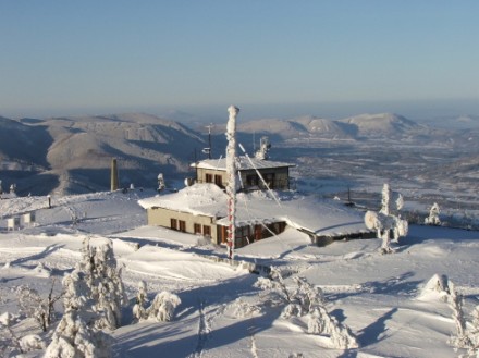Zasněžená budova na Lysé Hoře, kde je instalovaná meteostanice