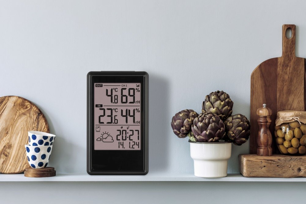 Digitální domácí meteostanice TFA 35.1173.01 ETNA na poličce. Teplota, vlhkost, předpověď počasí, čas a datum řízené rádiem (DCF)