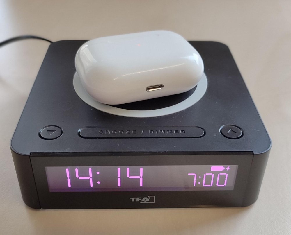 Bezdrátová nabíječka a bluetooth sluchátka