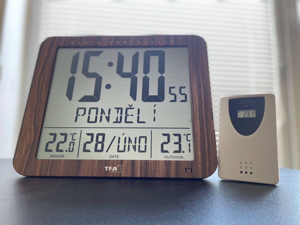 Dřevěné digitální hodiny displej